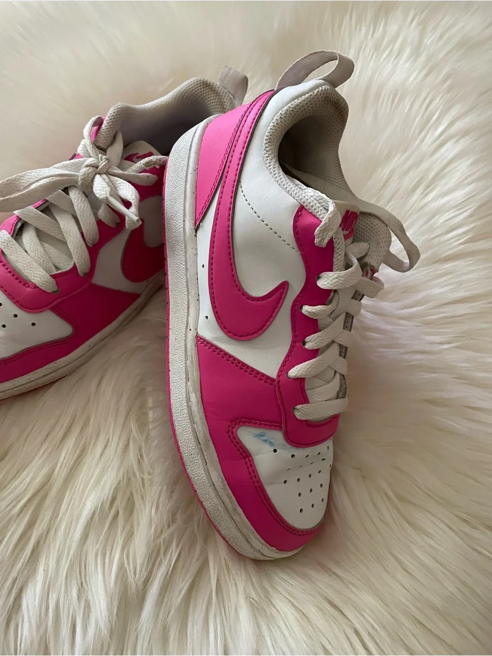 Nike Kids Low-Top Sneakers in White and Hot Pink